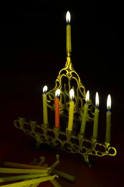 Hanuka Kerzen in Hanukkiya Stockbild