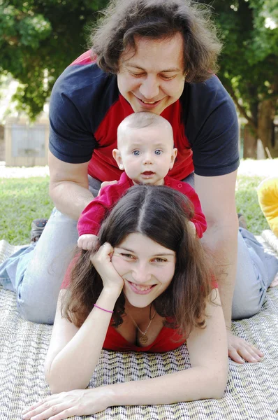 Gelukkige familie buiten — Stockfoto