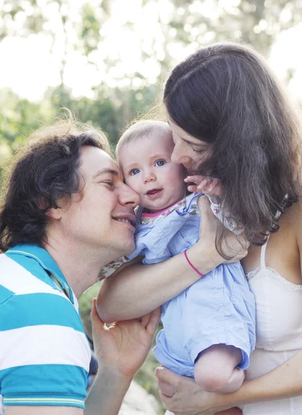 Família feliz ao ar livre — Fotografia de Stock