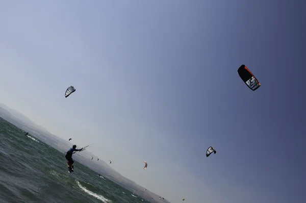 Kiteboarding on a Mediterranean sea coast — Stock Photo, Image