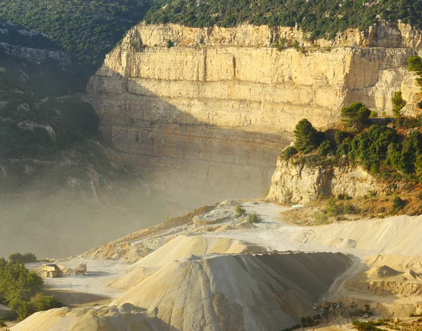 Volquete en cantera Fotos De Stock Sin Royalties Gratis