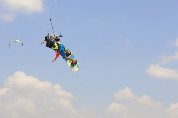 Kiteboarding på en Medelhavet kust Stockbild