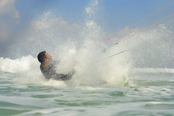 Kiteboarding su una costa mediterranea — Foto Stock