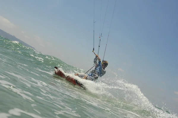 Kiteboarding na pobřeží Středozemního moře — Stock fotografie