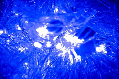 Işıl ışıl parlak mavi arkaplan ve parlak çelenk