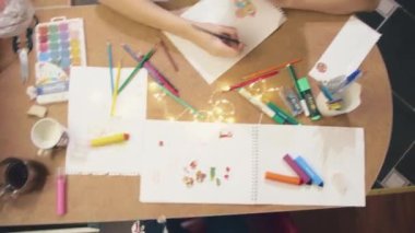 Masada, anne ve tatlı oğlu yeni yıla hazırlanıyorlar. Çocuk Noel çıkartmalarını yapıştırıyor ve annesi güzel bir yeni yıl resmi çiziyor..