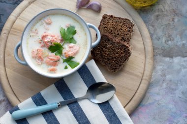 Somon, havuç, maydanoz, soğan, sarımsak, patates, siyah ekmek ve kaşık ile birlikte kalakeitto kremalı somon çorbası. Geleneksel Finlandiya çorbası. Üst görünüm