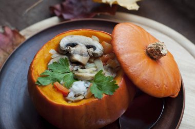 Kabak dolması, havuç, biber ve mantar. Kahverengi tabakta maydanoz ve koyu kahverengi zemin. Sağlıklı vejetaryen yemekleri