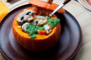 Kabak dolması, havuç, biber ve mantar. Kahverengi tabakta maydanoz ve koyu kahverengi zemin. Sağlıklı vejetaryen yemekleri. 