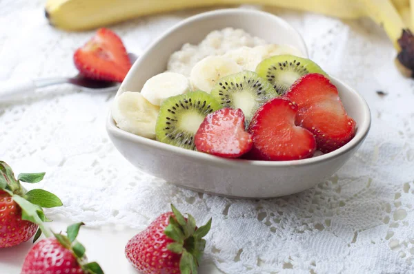 Frühstück Mit Haferflocken Mit Erdbeeren Kiwi Honig Bananen Auf Weißem — Stockfoto