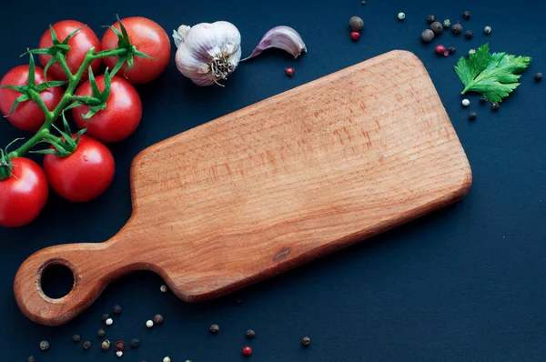 Empty Wooden Board Food Ingredients Black Background Garlic Tomatoes Spices — Stock Photo, Image