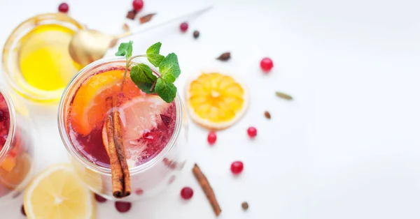 红莓茶 蜂蜜和薄荷在白色背景 两杯水果茶和香料 顶部视图 案文的篇幅 — 图库照片#