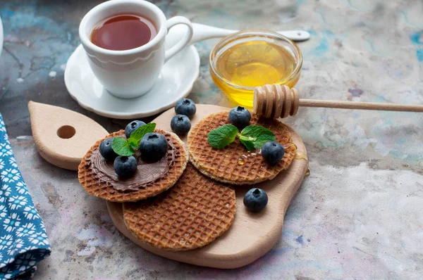 Waffeln Mit Schokolade Blaubeeren Honig Auf Grauem Hintergrund Romantisches Frühstück — Stockfoto