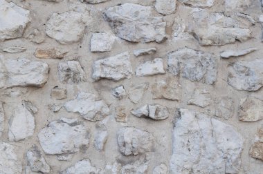 Açık gri taştan yapılmış antik kale duvarı