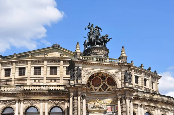 Dresden 'deki Dresden Devlet Operası. Dresden Opera Binası 'nın çatısında heykel var. Almanya 'da tarihi ve turistik yerler