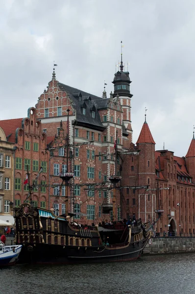 Kalózfregatt Motlawa Folyó Torkolatánál Gdanskban Kilátás Folyóra Hajókkal Óvárossal Történelmi — Stock Fotó