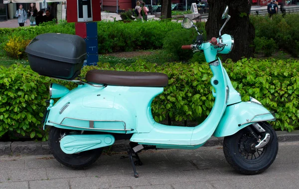 Şehir Caddesinde Mavi Bir Motosiklet Teslimat Scooter — Stok fotoğraf