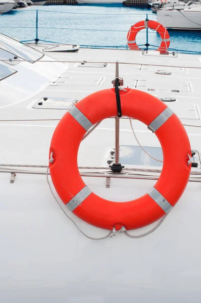 Червоний Рятувальник Білій Яхті Морі — стокове фото