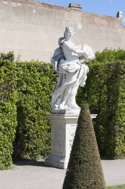 Beyaz mermer heykeller Belvedere Sarayı 'nın önündeki parkta. Avusturya ve Vienne 'de tarihi ve turistik yerler