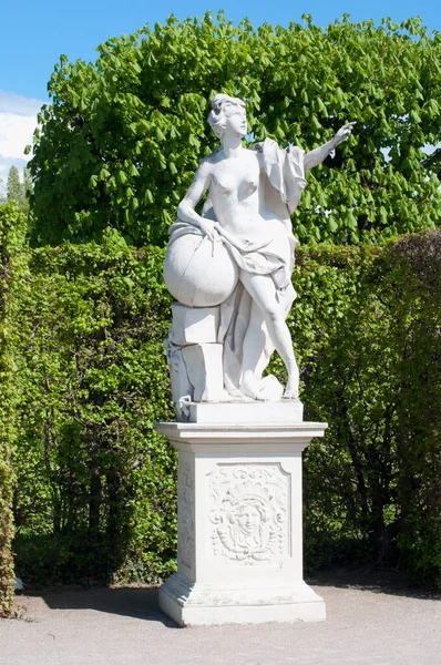 White marble sculptures in the park in front of the Belvedere Palace. Historical and tourist attractions in Austria, Vienne