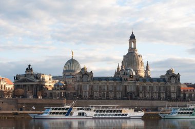 Frauenkirche, Dresden 'deki Brhl Terrace' da Elba Nehri 'nde ve bir eğlence teknesinde. Almanya 'da tarihi ve turistik yerler 