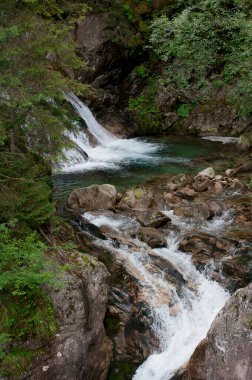  Mickiewicz şelalesi Tatra Dağları 'ndaki Morskie Oko gölüne giden yol. Polonya 'da turistik yerler