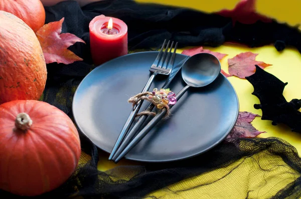 Halloweentafel Met Zwarte Plaat Zwarte Lepel Zwart Mes Zwarte Vork — Stockfoto