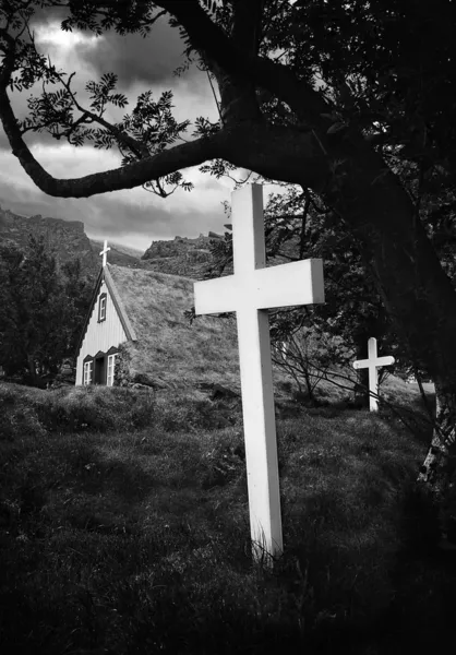 Alte isländische Kirche und Friedhof — Stockfoto