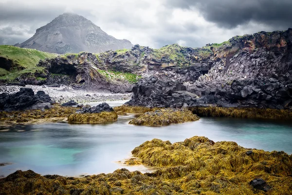 アイスランドの岩だらけの海岸の風景 — ストック写真