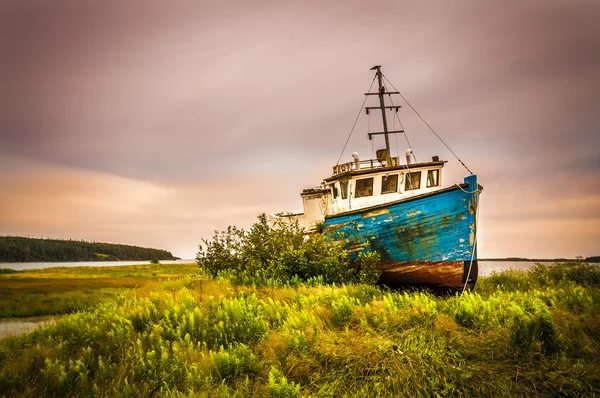 Ржавая лодка — стоковое фото