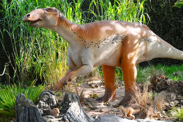 Edmontosaurus dinosaura s Baby v hnízdě — Stock fotografie