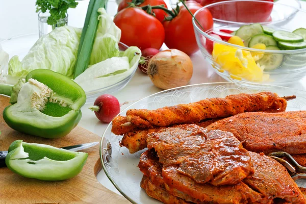 Barbecue et légumes . — Photo