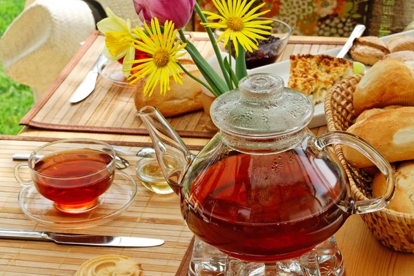 Petit déjeuner dans le jardin. — Photo