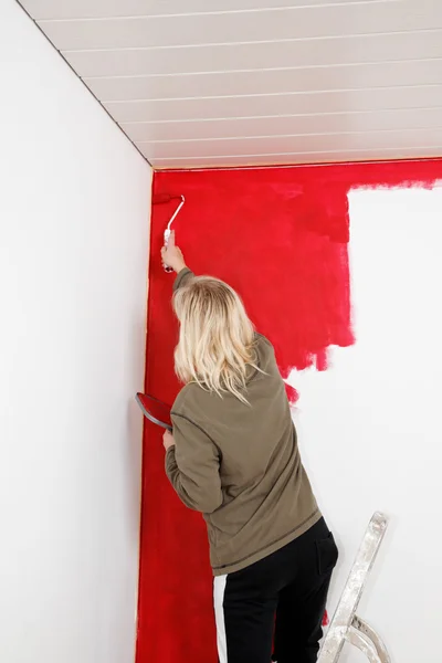 Girl with paint roller. — Stock Photo, Image