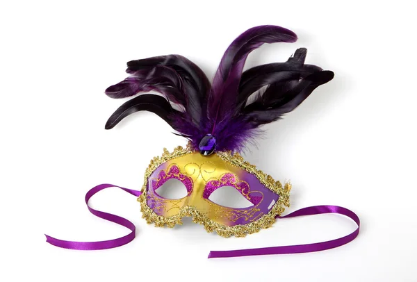 Пурпурний і Золотий венеціанських маску на білий з м'які тіні — стокове фото