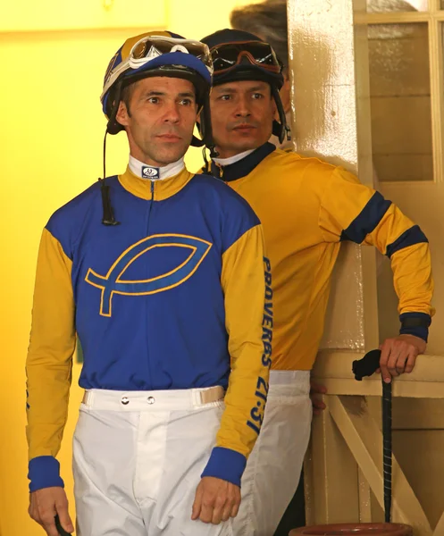 Jockeys de puro sangue Alberto Delgado e Saul Arias — Fotografia de Stock