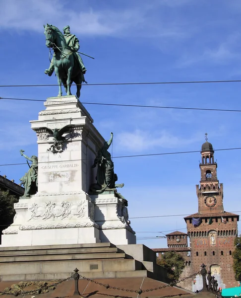 Statue de Milan de Garibaldi et château de Sforzesco Images De Stock Libres De Droits