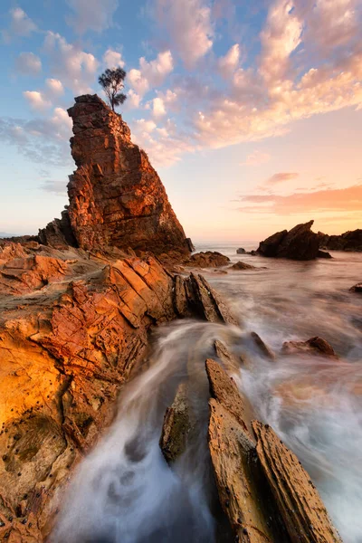 Tall pinnacle rock with cotton candy clouds after sunrise Australia — Stock Photo, Image