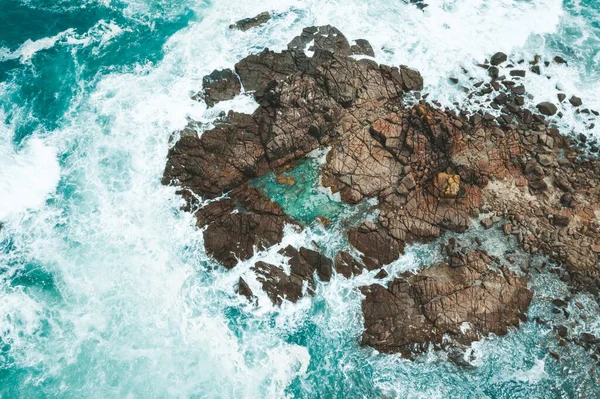 Aerial drone shot of ocean waves around rocks and rock pool — Stock Photo, Image