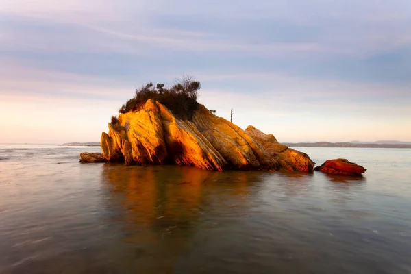 Small rocky outcrop surrounded by water in NSW Australia — Stock Photo, Image