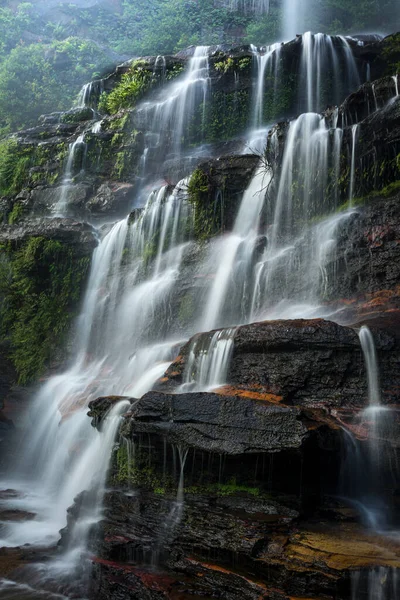 Großer Wasserfall stürzt Felsen in den Blue Mountains in Australien hinunter — Stockfoto