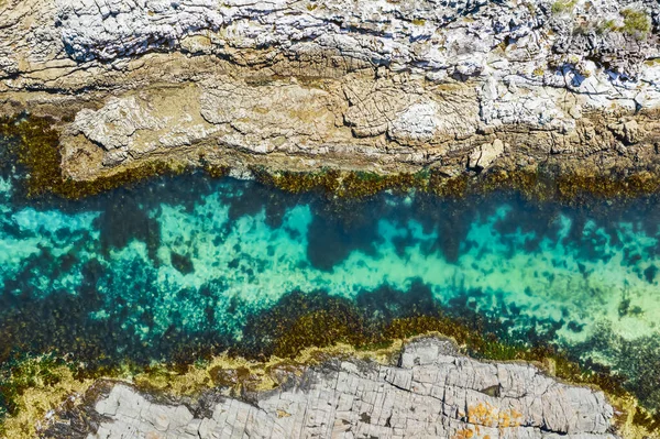 Sunlight streams into rock pool creating beautiful textures and colour — Stock Photo, Image