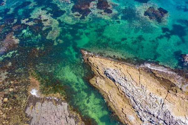 Letecké pohledy na skalnatý pobřežní útes populární pro koupání v Austrálii — Stock fotografie