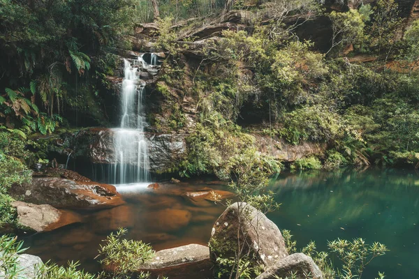 Ruhiger Wasserfall und Felsschwimmloch in den unteren Blue Mountains — Stockfoto