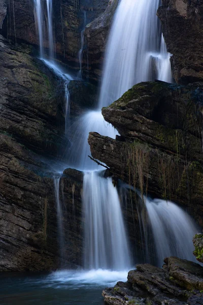 Schöner Wasserfall stürzt Klippe und Felsbrocken im australischen Hochland hinunter — Stockfoto