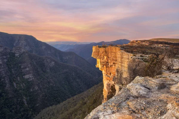 Nádherný skalní sráz a hluboké výhledy do údolí s oblohou západu slunce — Stock fotografie