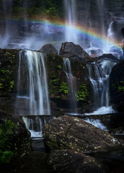 Regenbogen zwischen den Wasserfällen in Wentworth Falls — Stockfoto