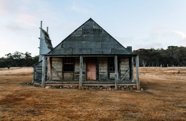 Avustralya 'nın yüksek kesimindeki Karlı Dağlar' da Coolamine Çiftlik Kulübesi