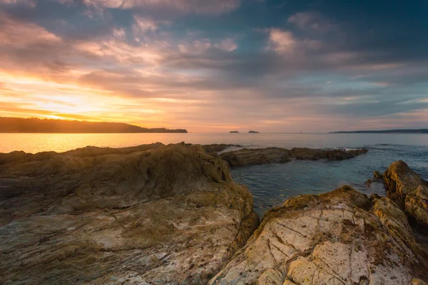Golden sunrise ove uma bela baía costeira na Austrália — Fotografia de Stock