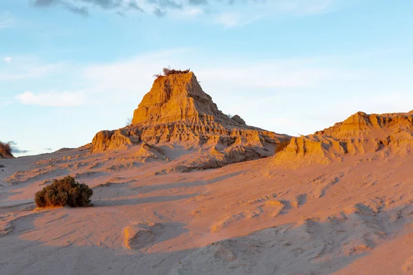 Sandy Monuments Rise Australian Desert — Zdjęcie stockowe